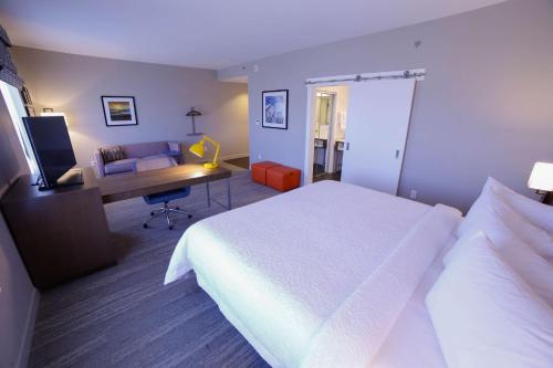 Hampton Inn & Suites Forest City - image 6