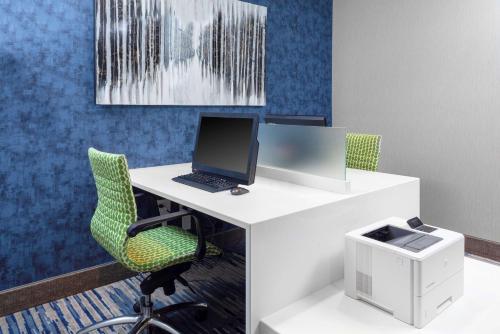 Hampton Inn & Suites Overland Park South - image 10