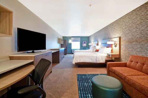 2 queen beds, 1 sofa bed