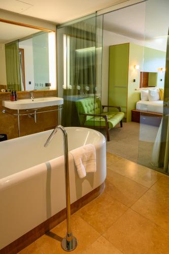 Bathroom, Ohtel Wellington in Oriental Parade