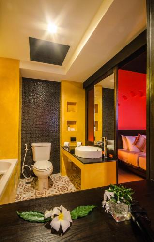 room detail thumbnail 2