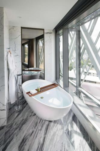 화장실, 힐튼 포트모르즈비 호텔 앤 레지던스 (Hilton Port Moresby Hotel & Residences) in 포트모르즈비