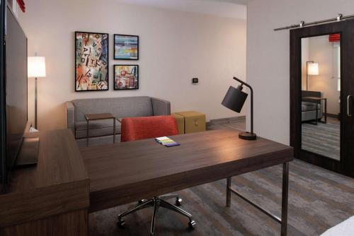 Hampton Inn & Suites Buena Park - image 10