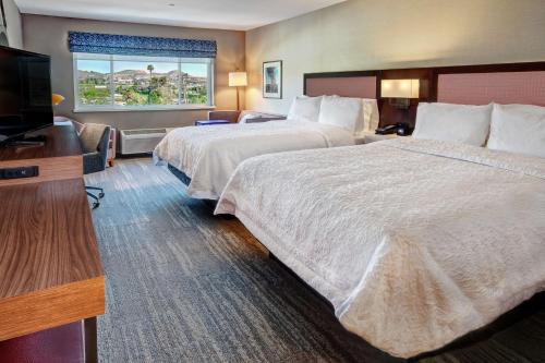 2 queen beds