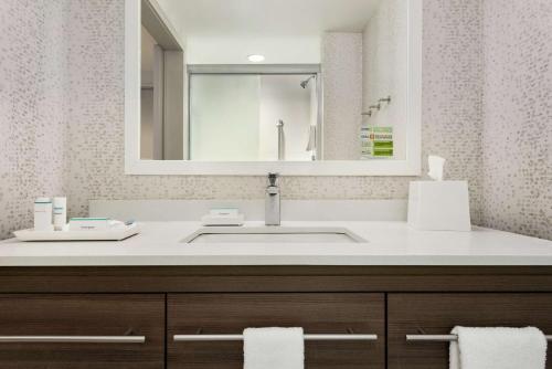 Home2 Suites by Hilton Brooklyn Park Minneapolis Room Type - Queen Studio Suite - Hearing Access/Non-Smoking Home2 Suites by Hilton Brooklyn Park Minneapolis Room Type - Queen Studio Suite - Hearing Access/Non-Smoking