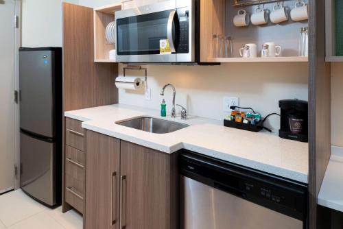 Konyha, Home2 Suites by Hilton Charlotte Mooresville in Mooresville (Észak-Karolina)