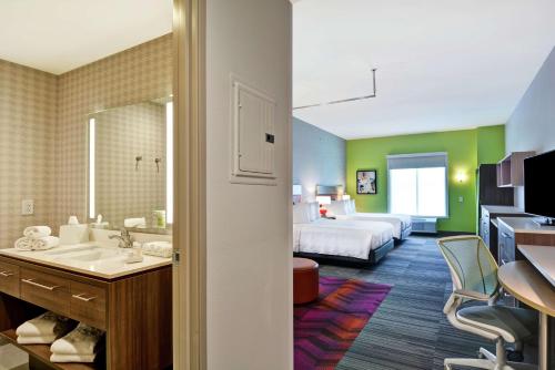 Queen Studio with Two Queen Beds - Non-Smoking image 2