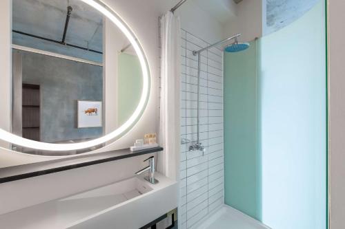 room detail thumbnail 2