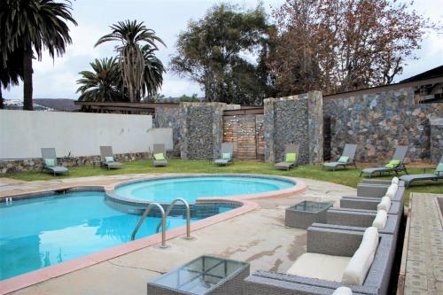Swimming pool, Hotel Quintas Papagayo in Ensenada