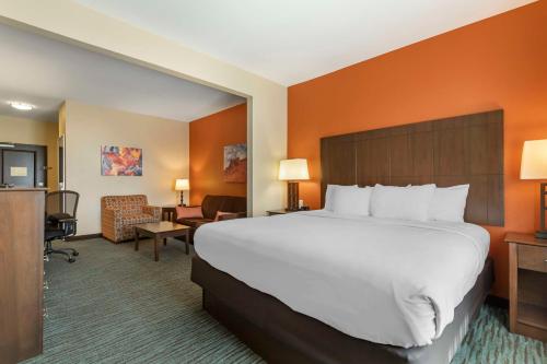 . Best Western Plus Longhorn Inn & Suites