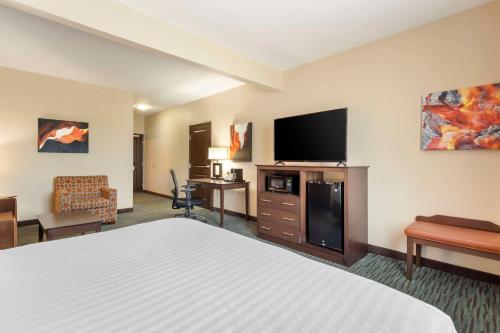 Best Western Plus Longhorn Inn & Suites - image 11