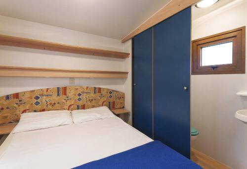 1 queen bed, 2 twin beds