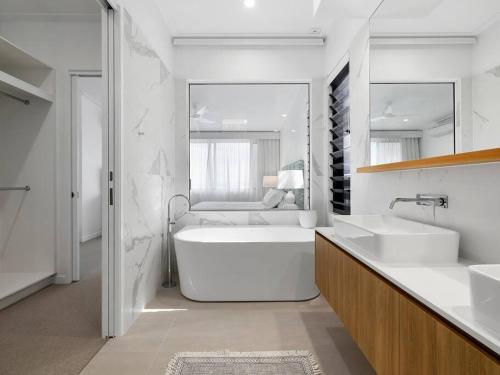 Luxury with lake and hinterland views photo 1
