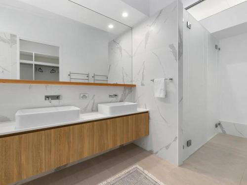 Luxury with lake and hinterland views photo 3