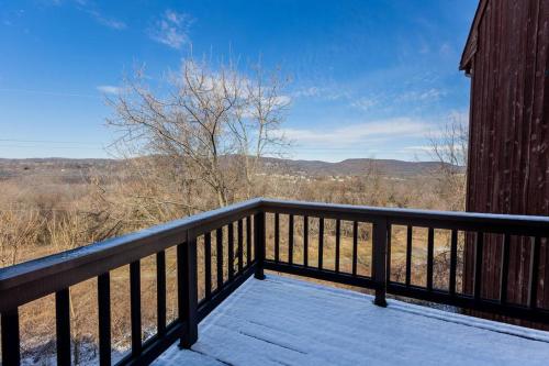 Cozy 2BR condo w/ valley views in Vernon Township, USA