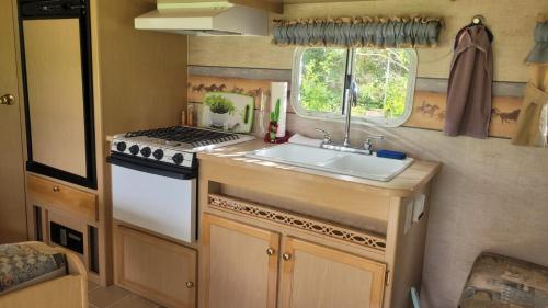 ห้องครัว, RV with Rocky Mountains View in แมคบริดจ์ (บริติชโคลัมเบีย)