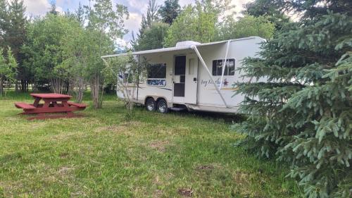 ทัศนียภาพภายนอกโรงแรม, RV with Rocky Mountains View in แมคบริดจ์ (บริติชโคลัมเบีย)