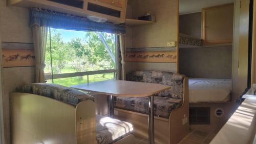 ห้องครัว, RV with Rocky Mountains View in แมคบริดจ์ (บริติชโคลัมเบีย)