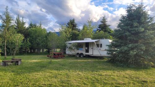 ทัศนียภาพภายนอกโรงแรม, RV with Rocky Mountains View in แมคบริดจ์ (บริติชโคลัมเบีย)