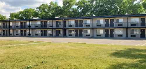 Travelodge by Wyndham Livonia/Canton/Novi Detroit Area - 트래블로지 바이 윈덤 리보니아/칸턴/노비 디트로이트 지역 - 숙소 외관