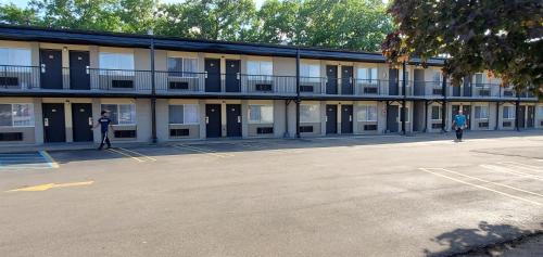 Travelodge by Wyndham Livonia/Canton/Novi Detroit Area - 트래블로지 바이 윈덤 리보니아/칸턴/노비 디트로이트 지역 - 숙소 외관