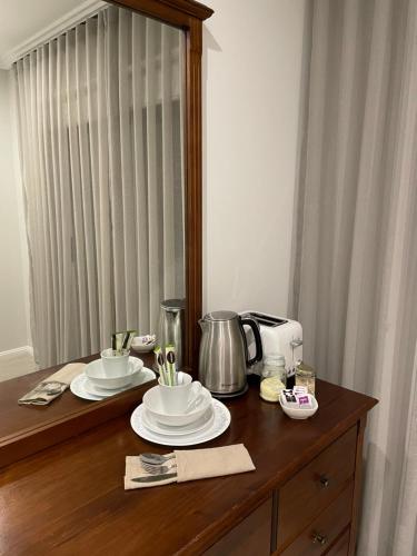 -The Garden Room - with Private Entrance & Private Bathroom near Girraween Road Park