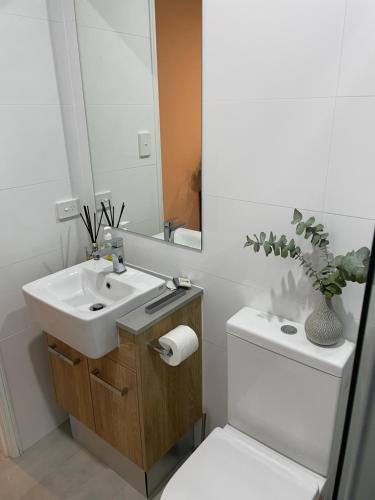 -The Garden Room - with Private Entrance & Private Bathroom near Girraween Road Park