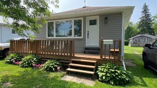 A szálláshely kívülről, All Season Cottage close to Long Beach in Camelot Beach (ON)