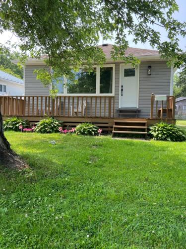 A szálláshely kívülről, All Season Cottage close to Long Beach in Camelot Beach (ON)