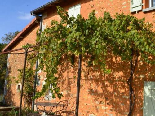 Gîte La Queue Rousse - Maison Ancienne avec Cheminée et Jardin Clôturé - FR-1-653-132 (Gite La Queue Rousse - Maison Ancienne avec Cheminee et Jardin Cloture - FR-1-653-132) in Saint-Claud
