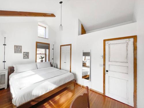 Breezy Hill 3BR Modern & Quiet Home in Catskills in Accord, USA