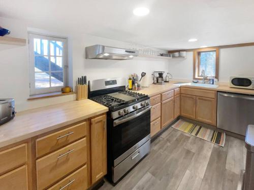 Breezy Hill 3BR Modern & Quiet Home in Catskills in Accord, USA