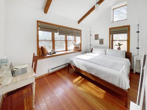 Breezy Hill 3BR Modern & Quiet Home in Catskills in Accord, USA