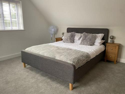 The Lodge at Crown Point, Entire Place, Private Secure Parking, EV Point, Brand new in Hillmorton