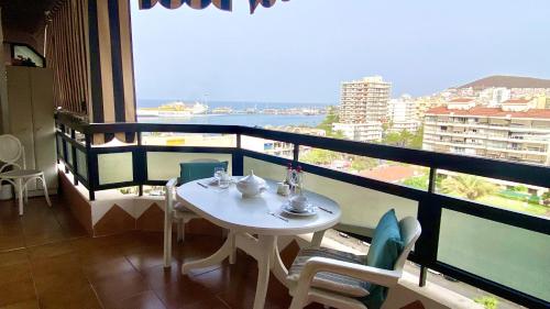 Amplio apartamento con piscina ,vista panoramica al mar junto al paseo maritimo, Tenerife