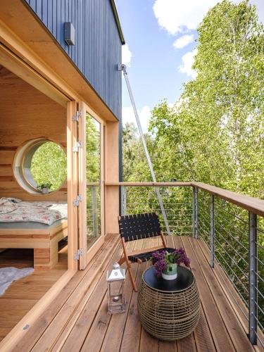 Balkons/terase, Bird Lodge for 6 guests, 50 m from the lake, sauna, hot tube in Wielki Gleboczek