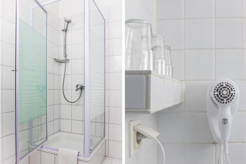 Shower, Hotel Eckstein in Steglitz - Zehlendorf