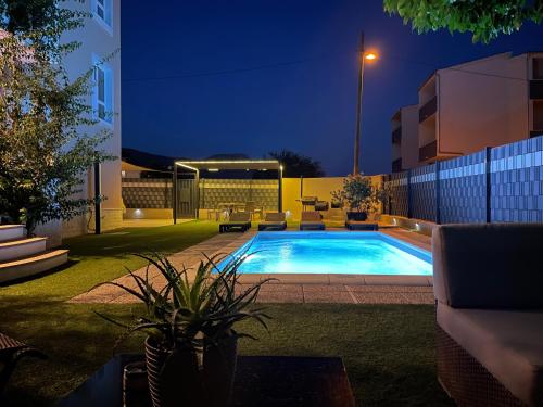 Villa Andrijana - Exclusively Yours - Family Getaway with Private Pool – khách sạn tại Kastel Novi