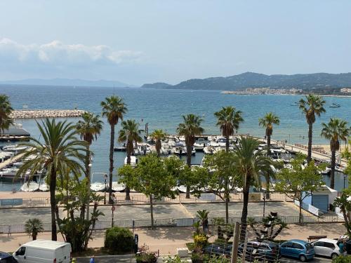 T2 coquet Le Lavandou plein centre vue mer exceptionnelle. - Location saisonnière - Le Lavandou