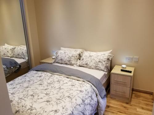 London Luxury Apartment 4 Bedroom Sleeps 12 people with 4 Bathrooms 1 Min walk from Station