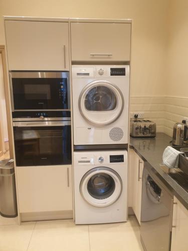 London Luxury Apartments 3 Bedroom Sleeps 8 with 3 Bathrooms 4 mins walk to tube free parking 4