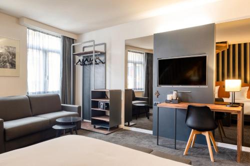 1 queen bed, 2 twin beds