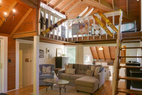 Cozy Tennessee Cabin w/ Deck, Grill & Fire Pit! - Bell Buckle, TN