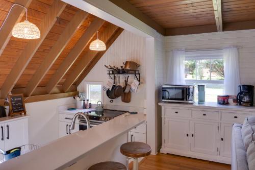 Cozy Tennessee Cabin with Deck, Grill and Fire Pit! in ทูลลาโฮมา (TN)