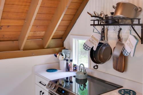 Cozy Tennessee Cabin with Deck, Grill and Fire Pit! in ทูลลาโฮมา (TN)