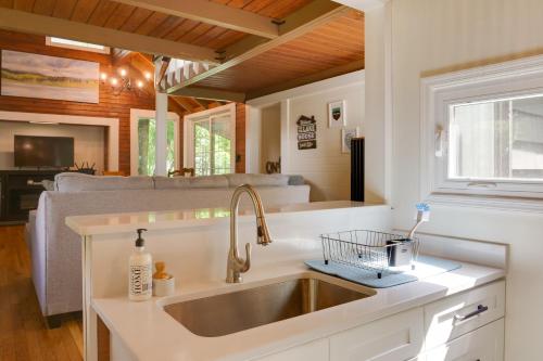 Cozy Tennessee Cabin with Deck, Grill and Fire Pit! in ทูลลาโฮมา (TN)