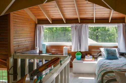 Cozy Tennessee Cabin with Deck, Grill and Fire Pit! in ทูลลาโฮมา (TN)