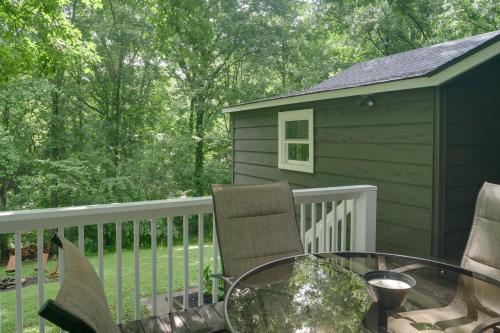 Cozy Tennessee Cabin with Deck, Grill and Fire Pit! in ทูลลาโฮมา (TN)
