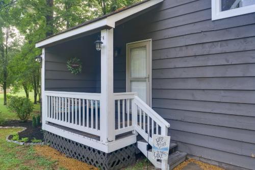Cozy Tennessee Cabin with Deck, Grill and Fire Pit! in ทูลลาโฮมา (TN)