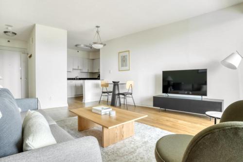 Pentagon City 1BR w WD Pool nr Reagan Airport WDC-558 in Arlington, USA